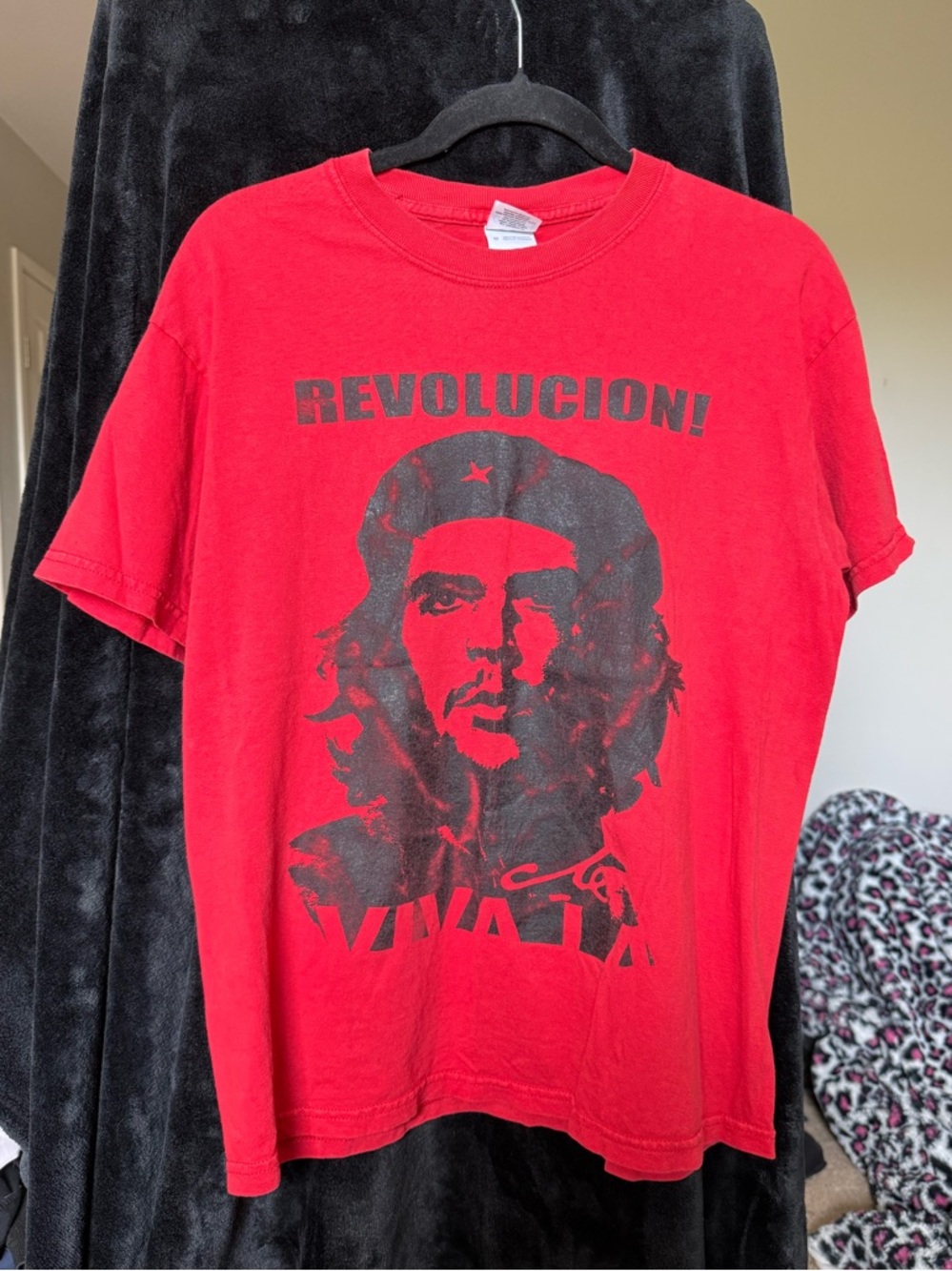 Red 'Revolucion' Graphic Tee featuring Che Guevara - Men's Shirt